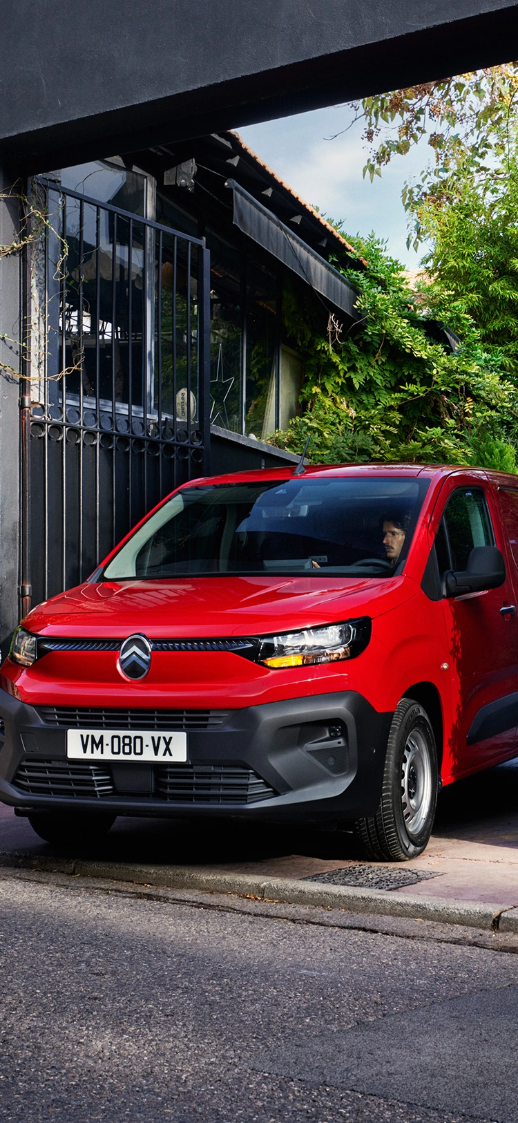 Driekwart vooraanzicht van een Citroën Berlingo Van met vernieuwd exterieurdesign, moderne styling en een zelfverzekerde uitstraling.