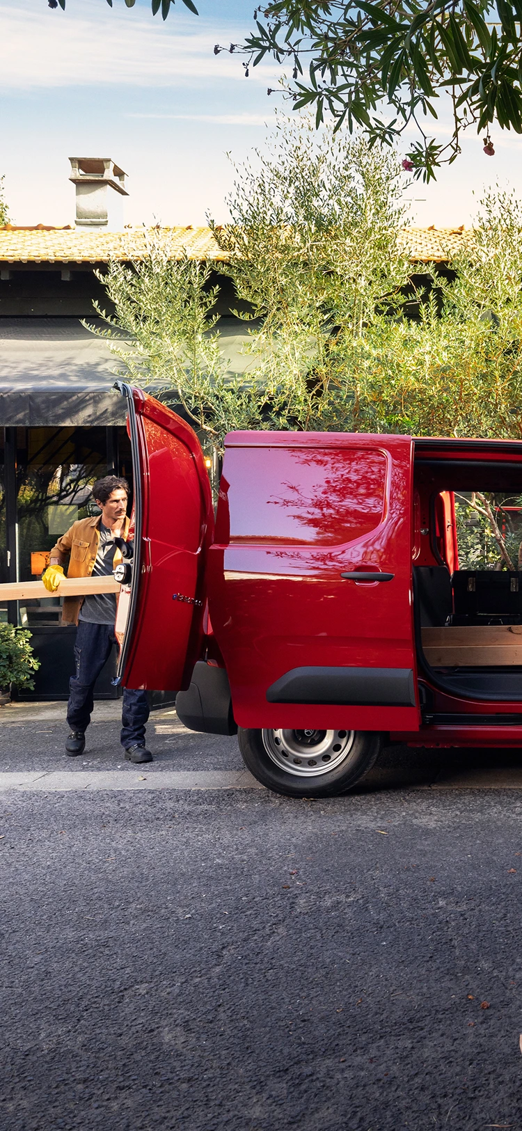 Zijaanzicht van een Citroën Berlingo Van met open schuifdeur, dat de veelzijdigheid, praktische inzet en geschiktheid voor dagelijks professioneel gebruik laat zien.