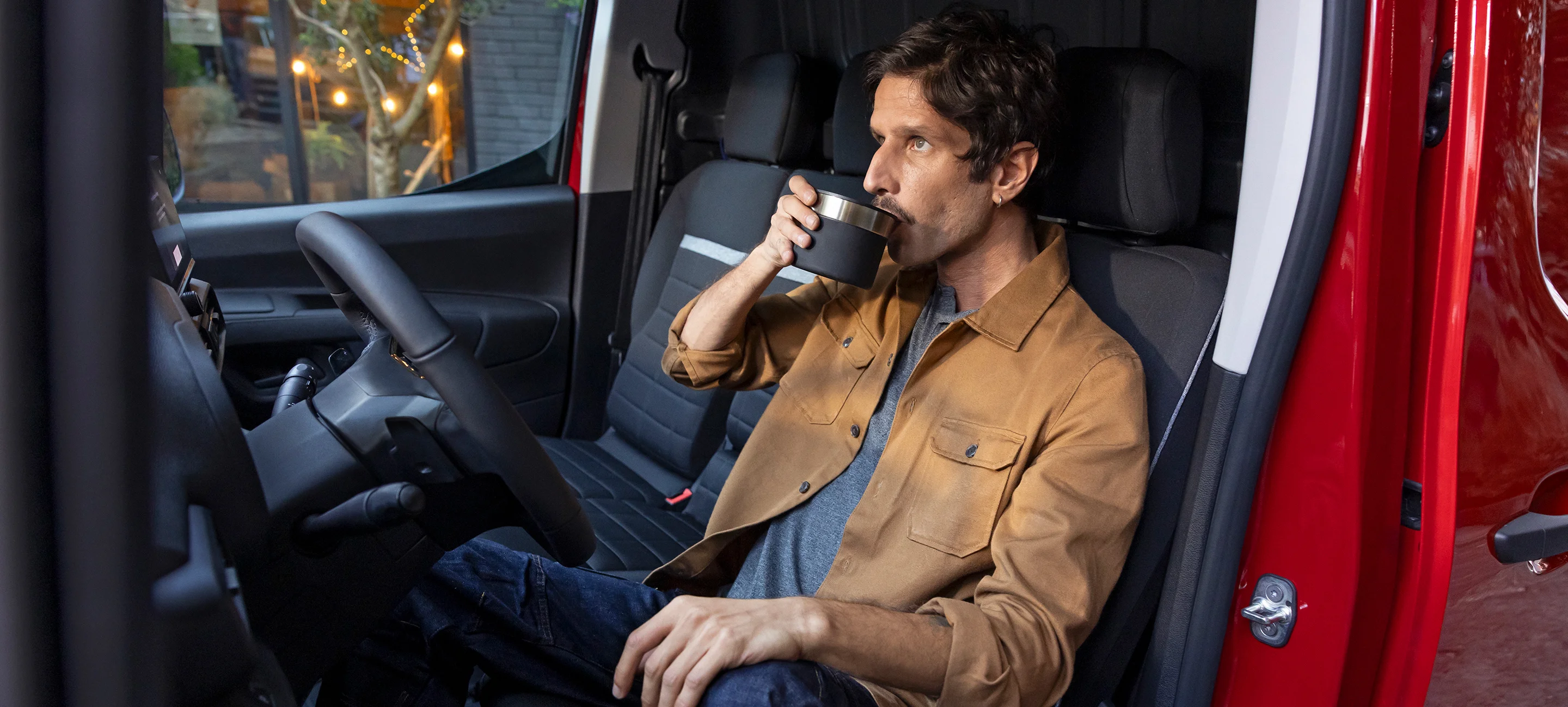 Interieur van een Citroën Berlingo Van met Citroën Advanced Comfort®‑stoelen, hoog rijcomfort en een ergonomisch ontworpen cabine.