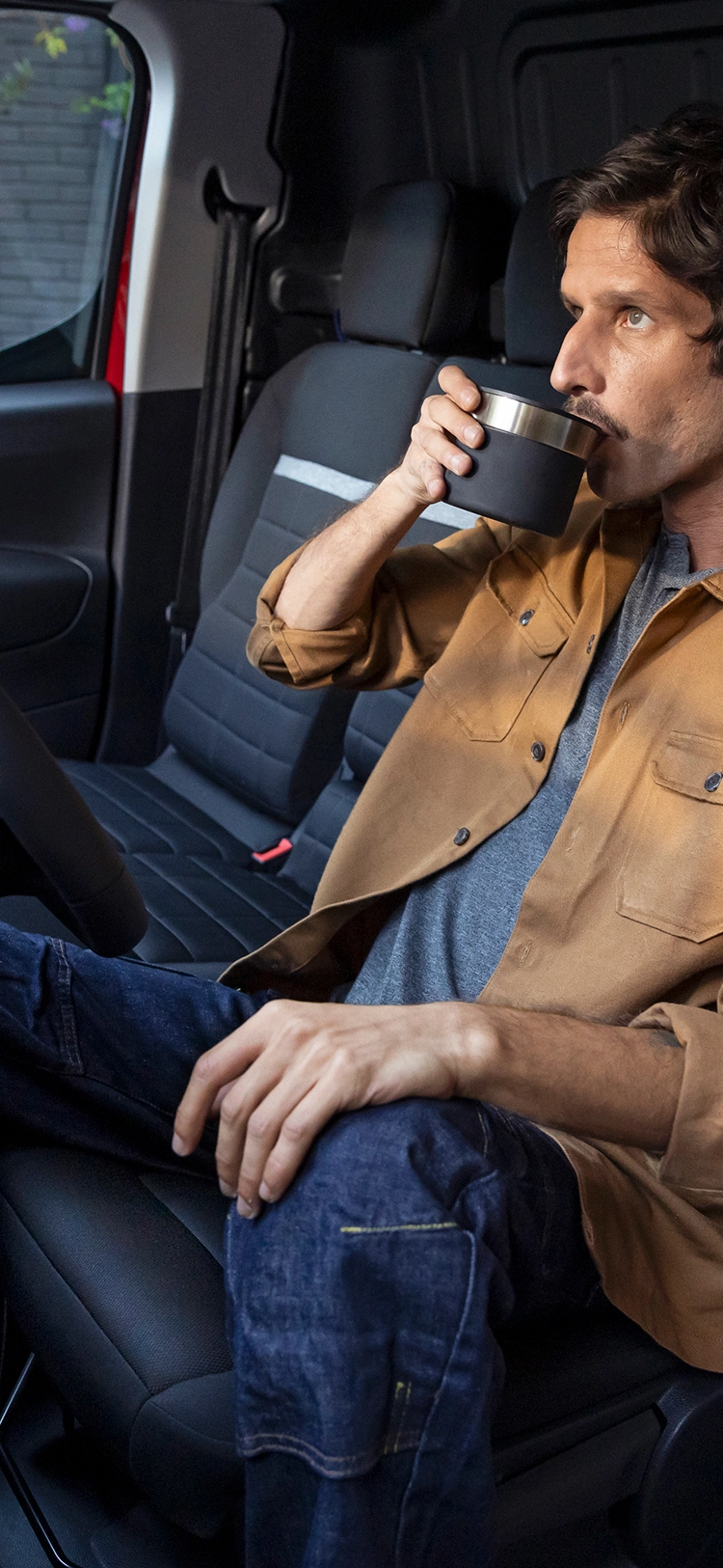 Interieurweergave van een Citroën Berlingo Van met Citroën Advanced Comfort®‑stoelen, rijcomfort en een ergonomisch ontworpen cabine.