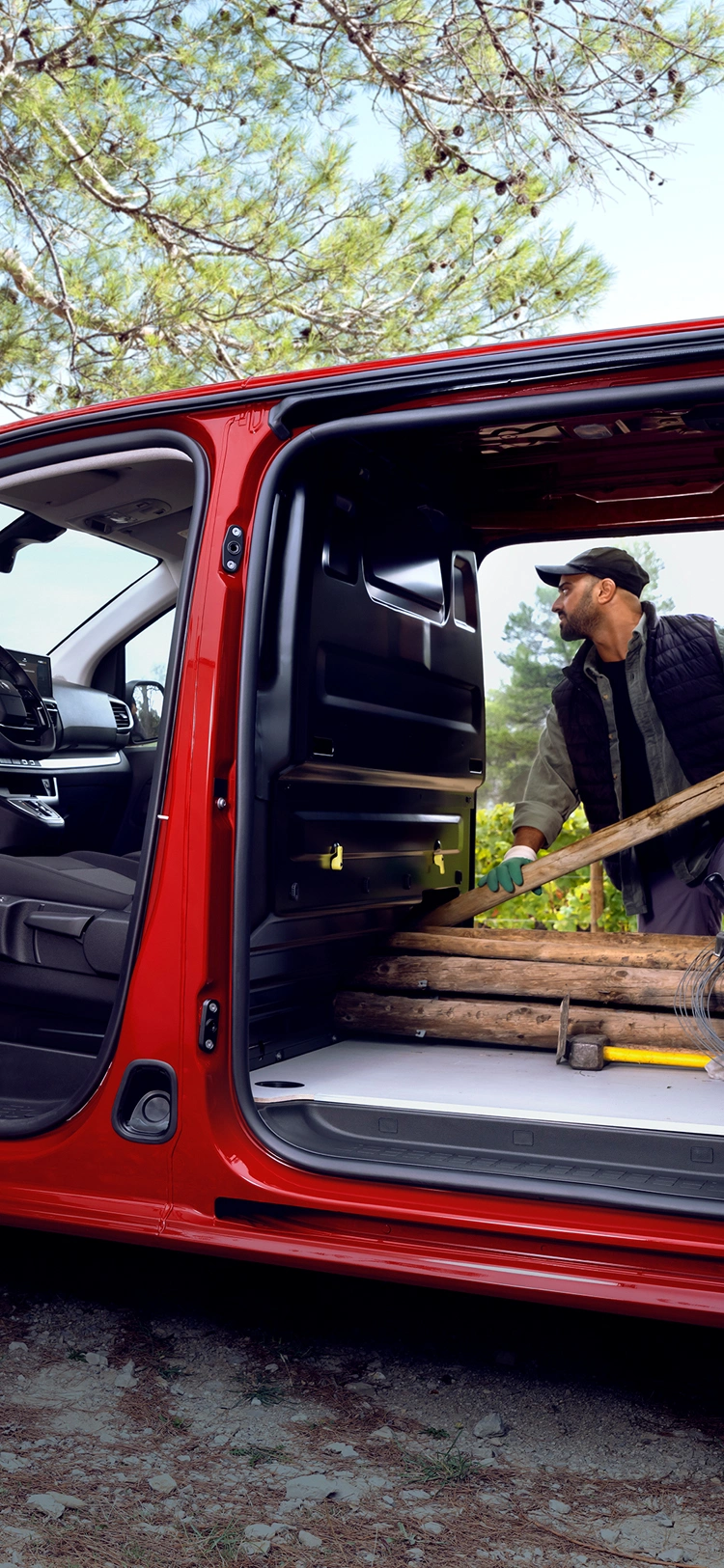 Zijaanzicht met open schuifdeur van een Citroën ë‑Jumpy, met lage instaphoogte voor professionals en een slimme elektrische bedrijfswagenoplossing.