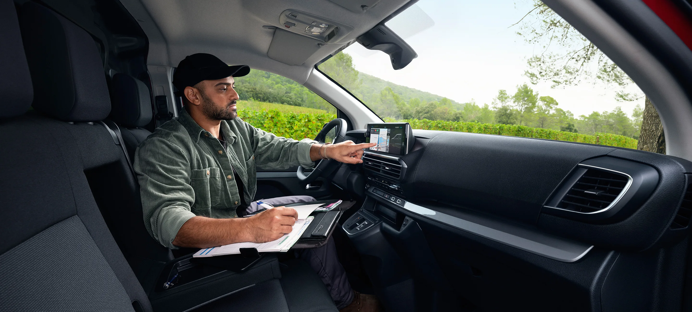 Dashboard‑ en interieurweergave van een Citroën ë‑Jumpy met 10 inch digitale schermen voor connected rijden en slimme elektrische mobiliteit.