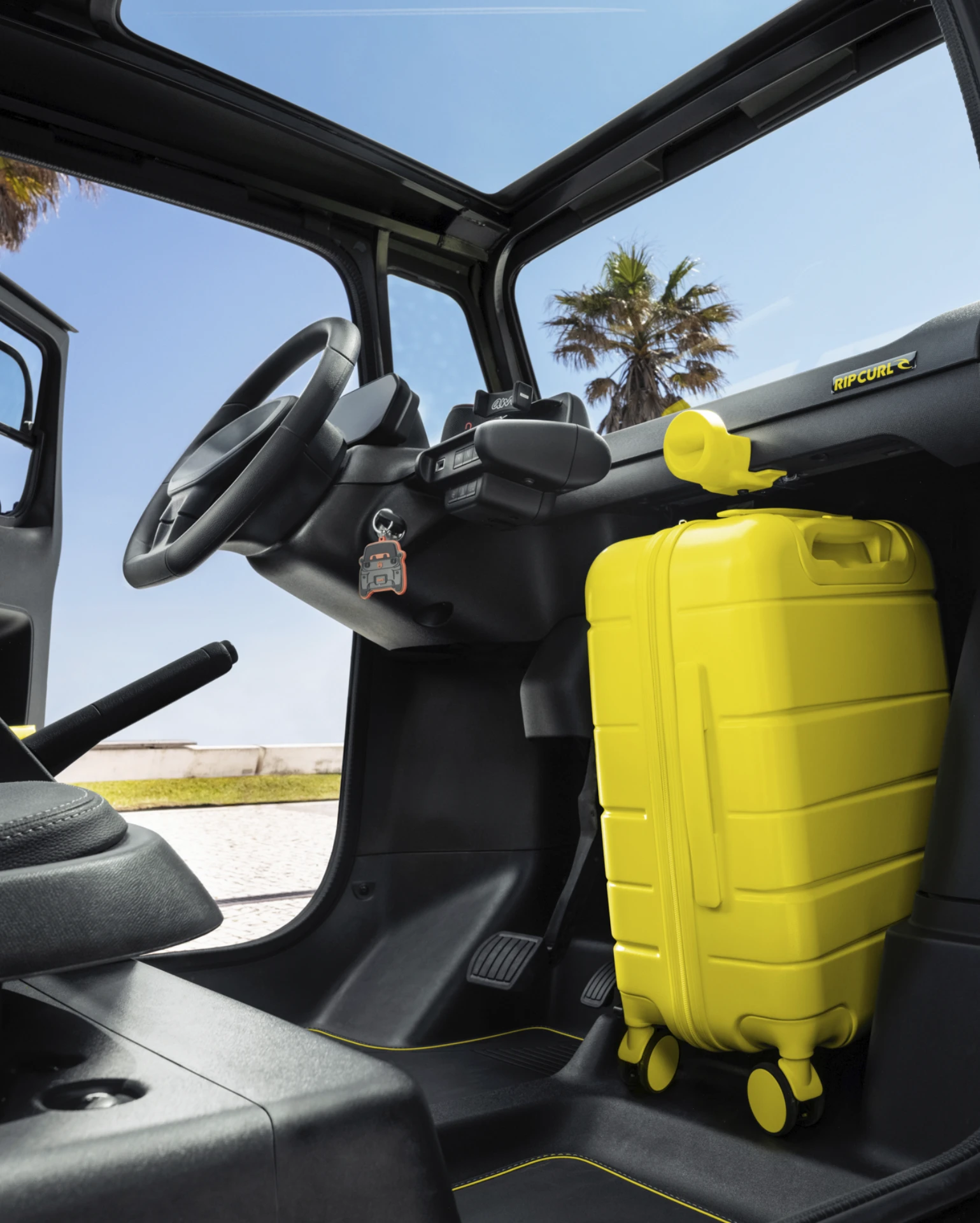Ruim interieuraanzicht van de Citroën Ami x Rip Curl, elektrische auto zonder autorijbewijs, met opbergruimte en vrijheid voor stedelijke elektrische mobiliteit.