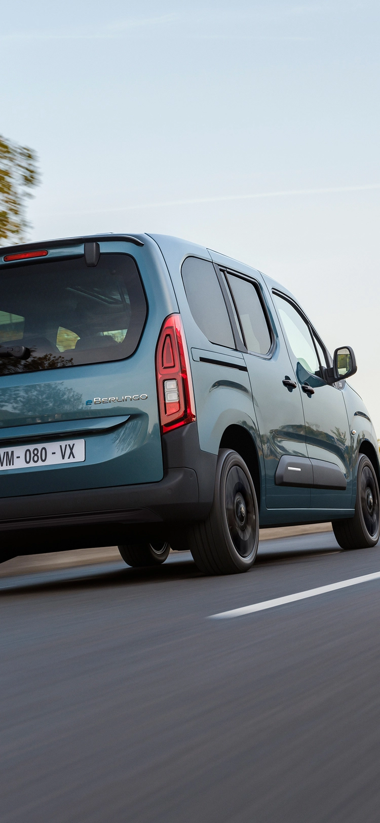 Achterkant van de ë-Berlingo in driekwartperspectief: twee carrosserielengtes, maximaal 7 zitplaatsen, veiligheid, efficiëntie en veelzijdigheid
