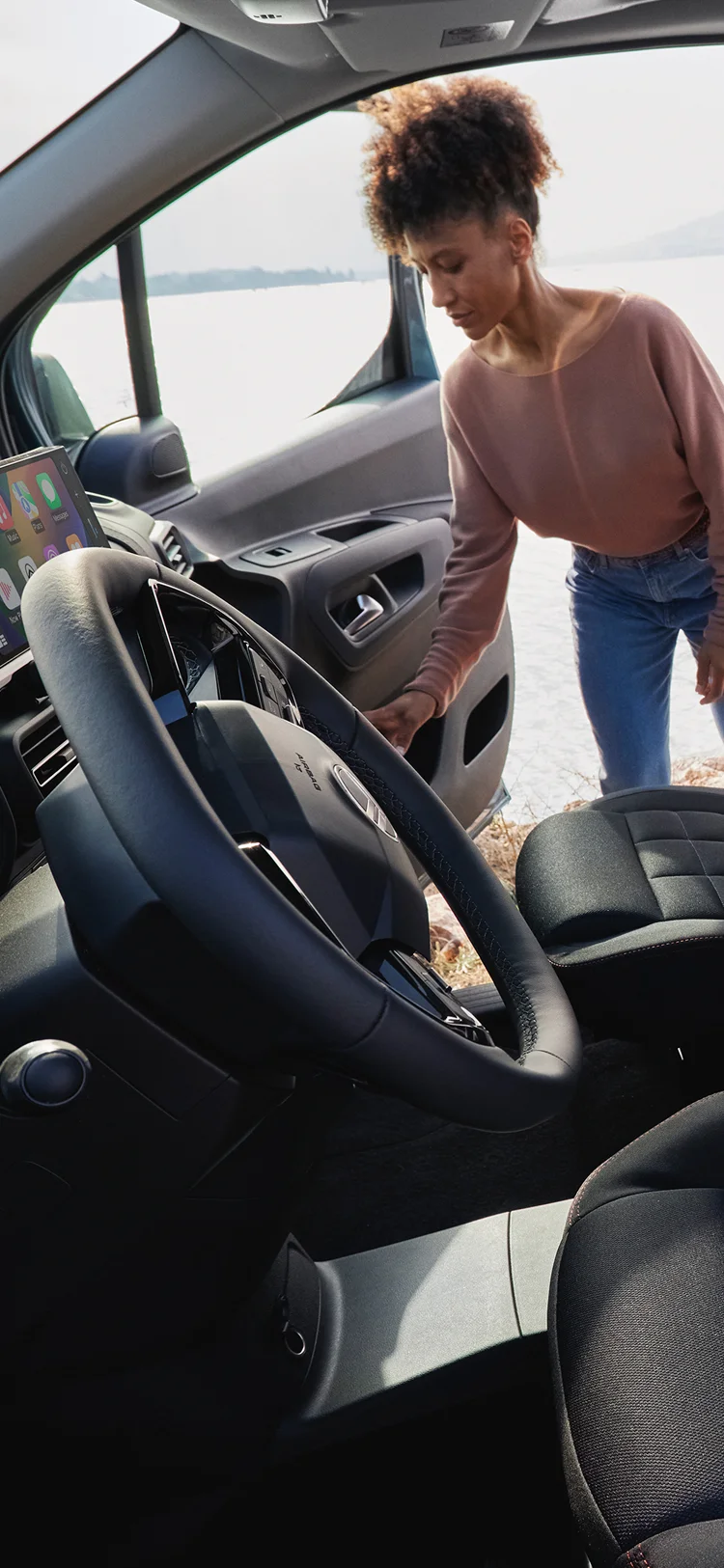 Interieuraanzicht voorin van de ë-Berlingo met Advanced Comfort‑stoelen, ondersteuning, comfort, veiligheid en verbeterd passagierswelzijn.