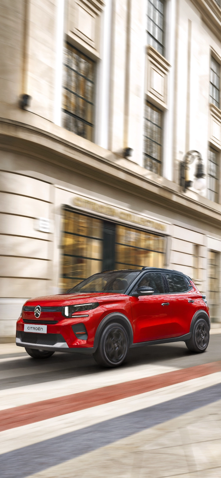 Driekwart vooraanzicht van de rijdende Citroën C3 compacte SUV met modern design voor zelfverzekerde, efficiënte en betaalbare dagelijkse mobiliteit.