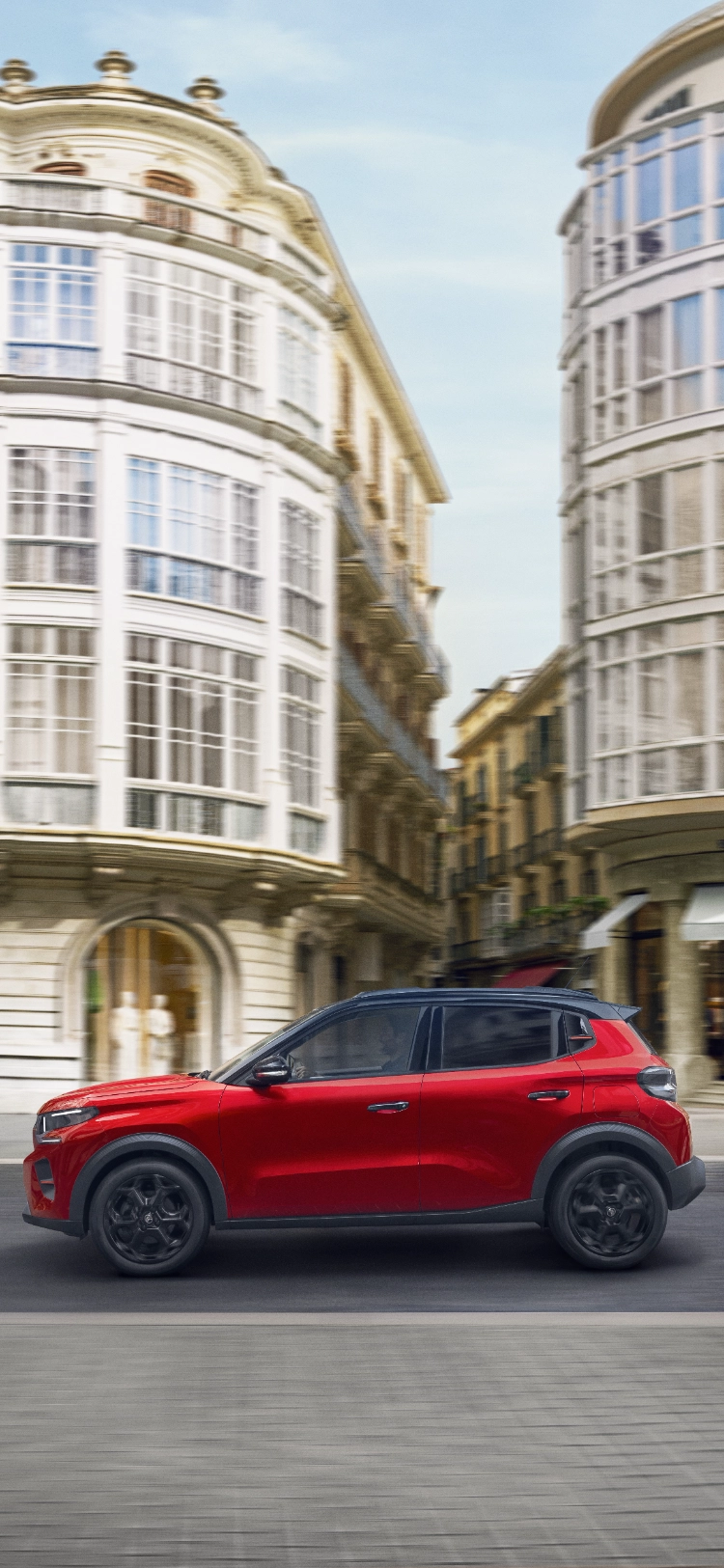 Zijaanzicht rijdend van de Citroën C3 compacte SUV met modern achterlichtdesign voor efficiënte en betaalbare mobiliteit.
