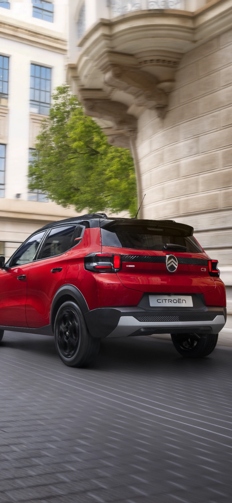 Driekwart achteraanzicht van de Citroën ë‑C3 elektrische SUV met wendbare stadsprestaties voor soepele en betaalbare mobiliteit.