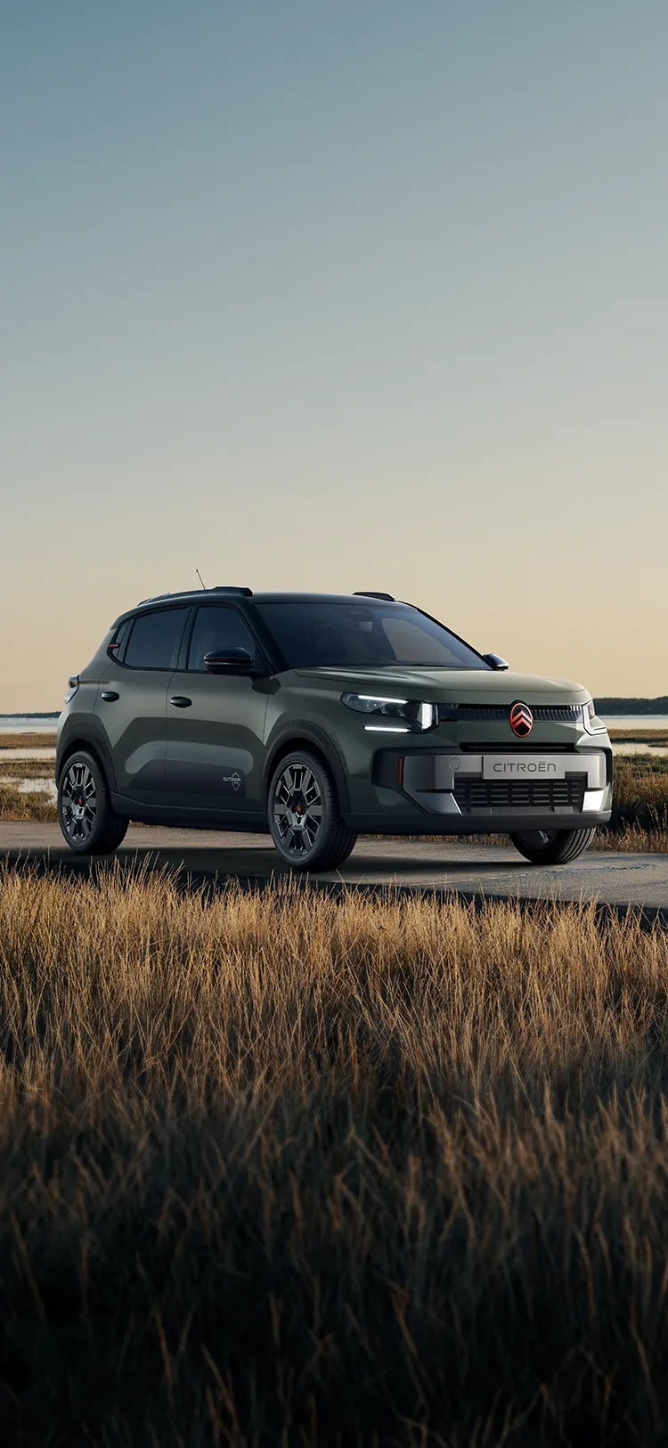 Driekwart vooraanzicht van de rijdende Citroën C3 compacte SUV met modern design voor zelfverzekerde, efficiënte en betaalbare dagelijkse mobiliteit.
