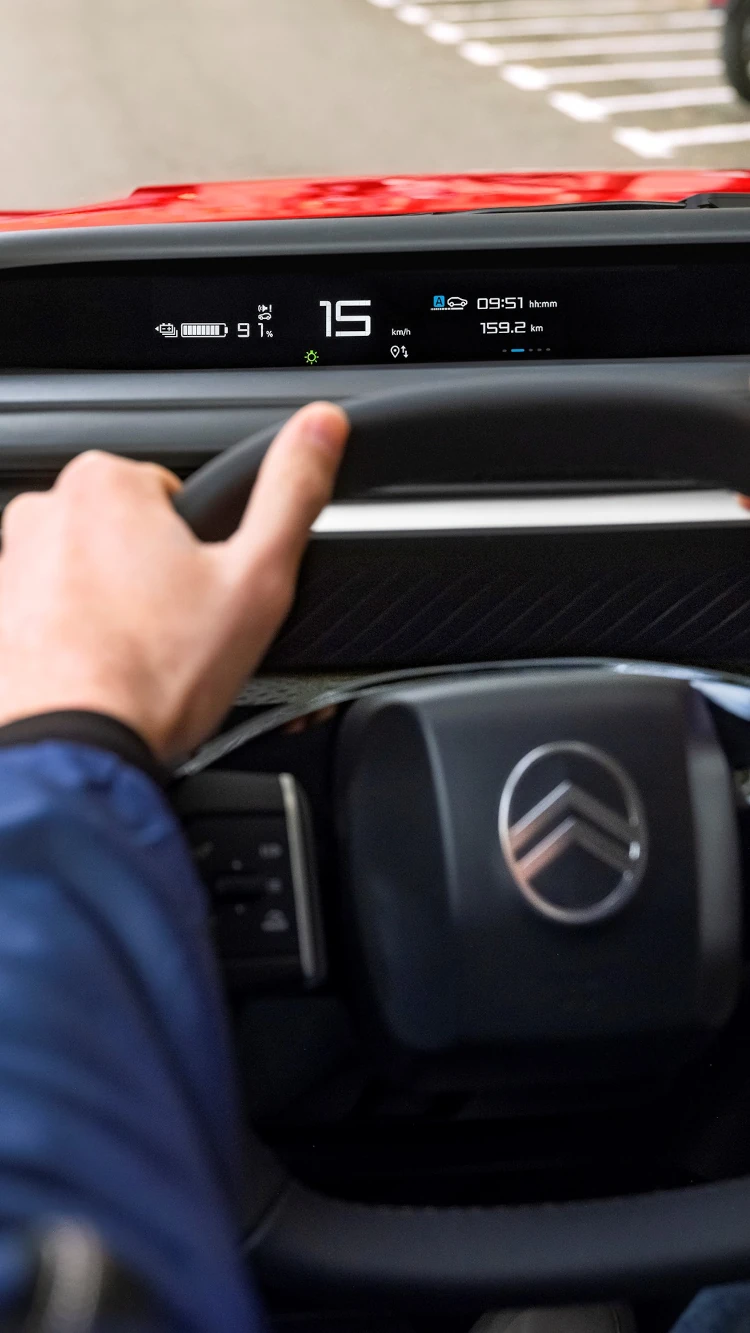 Bestuurdersaanzicht van het dashboard van de Citroën ë‑C3 elektrische SUV met groot verbonden display voor moderne en betaalbare stedelijke mobiliteit.