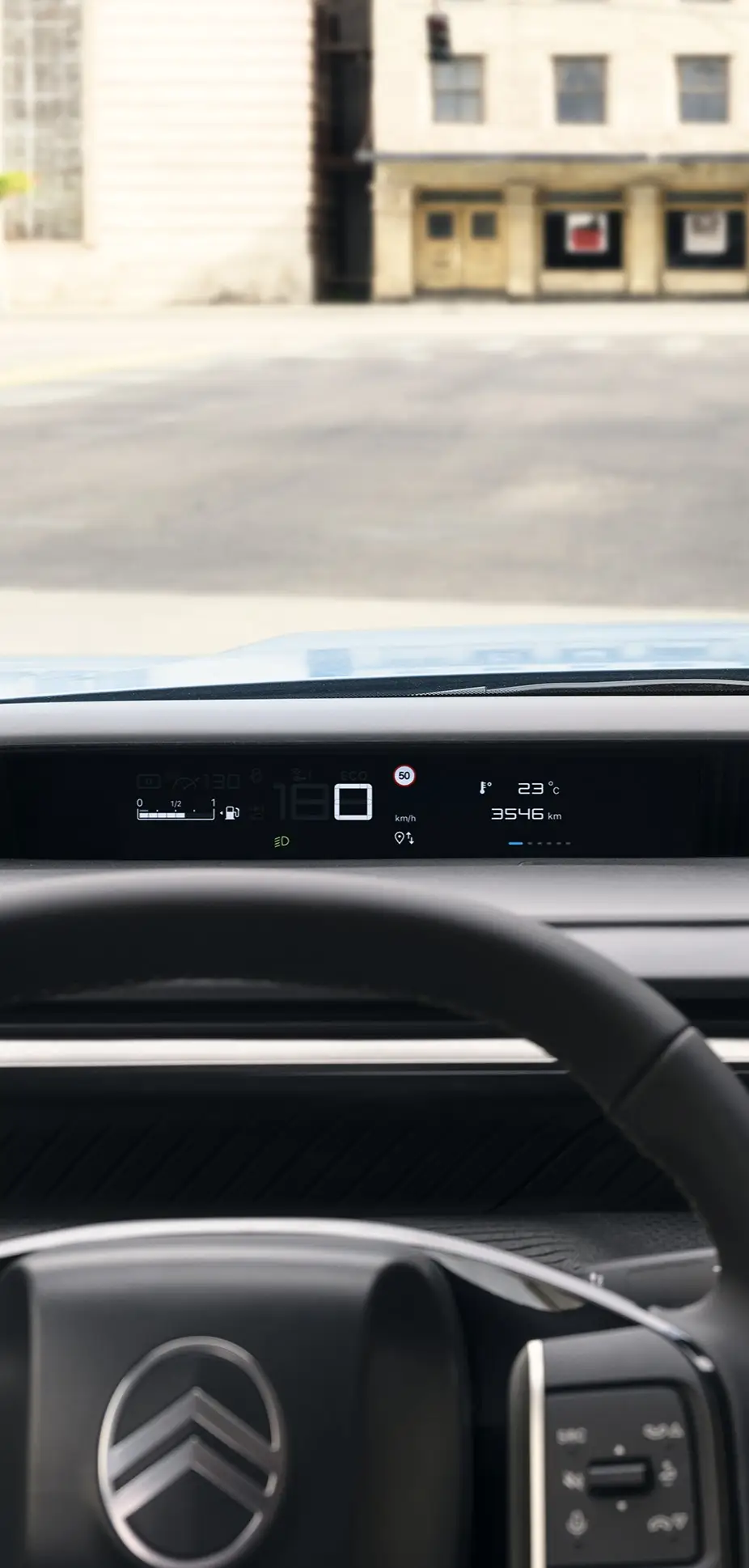 Bestuurdersaanzicht van de Citroën C3 compacte SUV met digitaal instrumentenpaneel en groot touchscreen voor intuïtief, modern en betaalbaar dagelijks rijden.