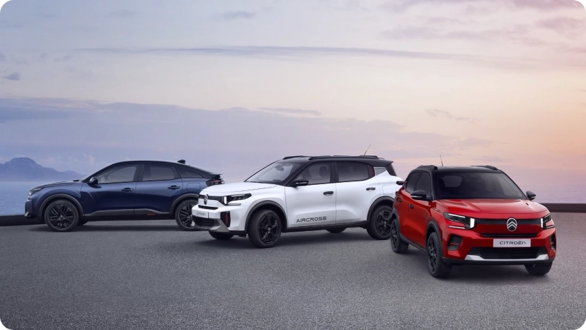 Driekwart vooraanzicht van de C3 COLLECTION met de C3 Aircross en C4 COLLECTION, met nadruk op design, efficiëntie en premium uitstraling.