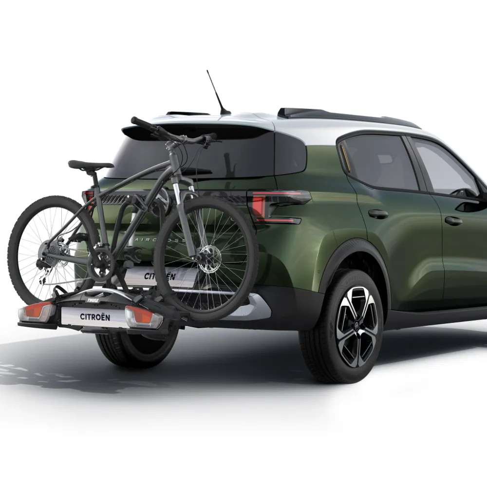 Achteraanzicht van de Citroën C3 Aircross SUV met fietsendrager voor eenvoudig fietsvervoer en veelzijdige, betaalbare mobiliteit.