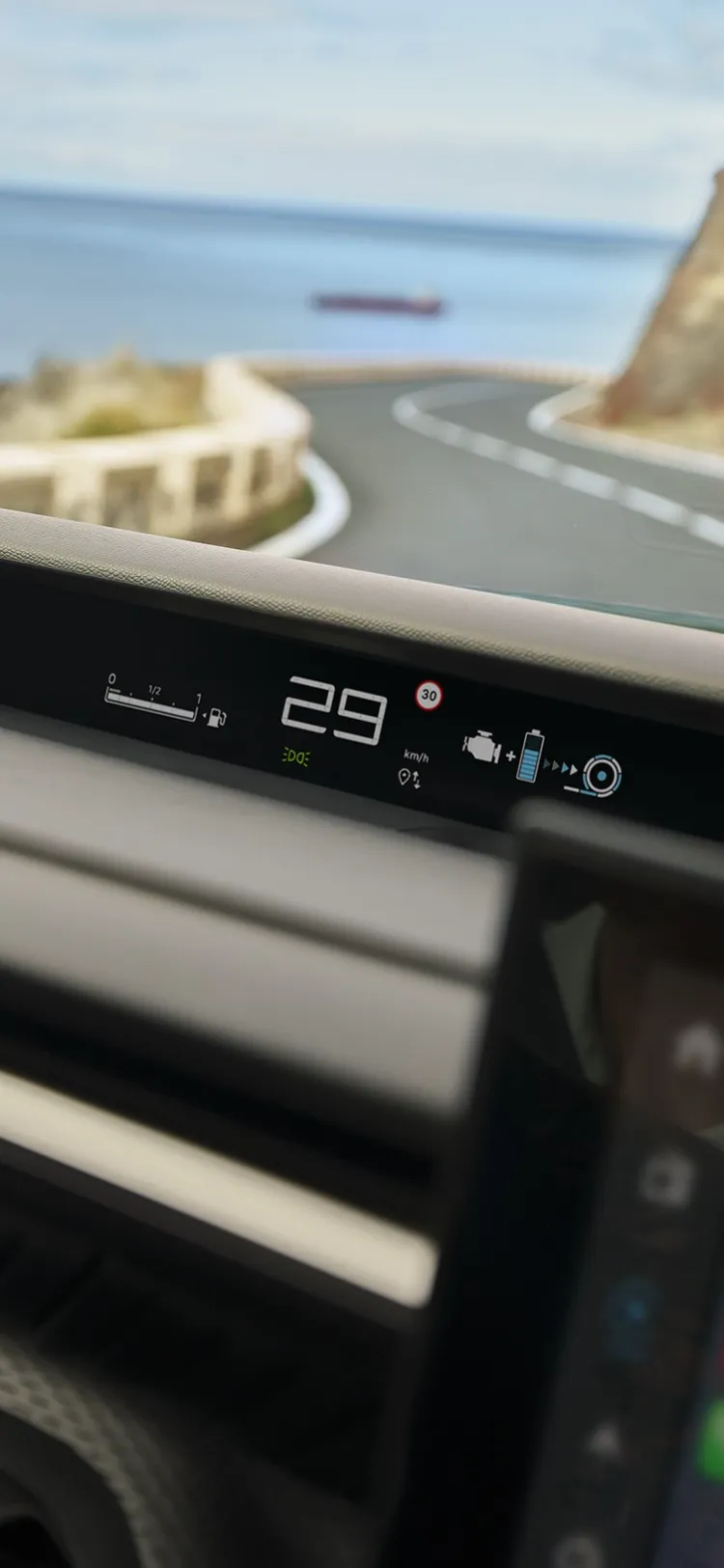 Bestuurdersaanzicht van de Citroën ë‑C3 Aircross elektrische SUV met digitaal display voor intuïtief, modern en betaalbaar dagelijks rijden.