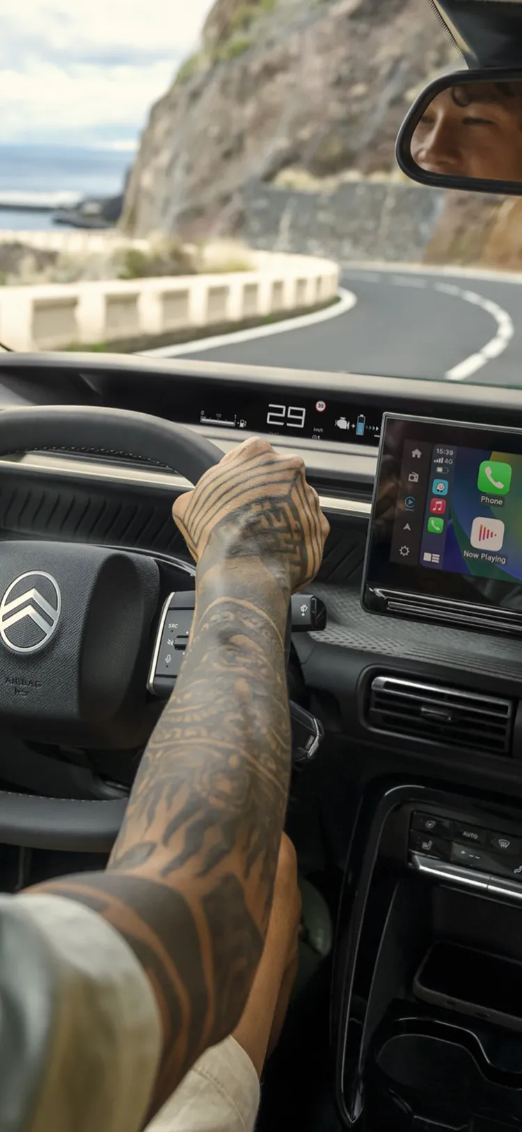 Bestuurdersaanzicht van de Citroën C3 Aircross SUV met digitaal display voor intuïtief, modern en betaalbaar dagelijks rijden.
