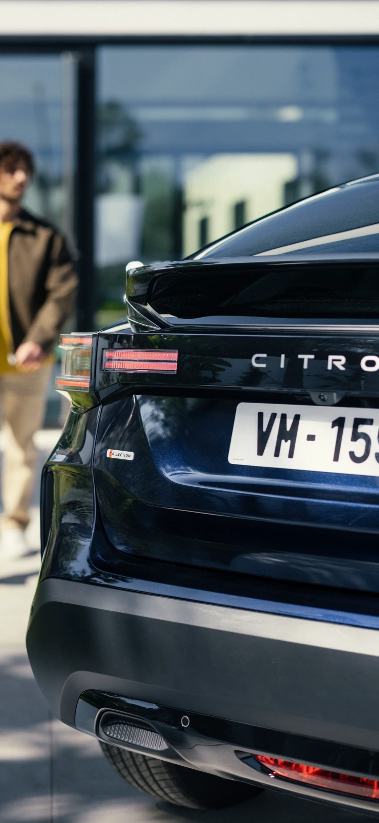 Close‑up van de achterzijde van de ë‑C4 met moderne LED‑verlichting, design, zicht en technologie voor een onderscheidende premium look.
