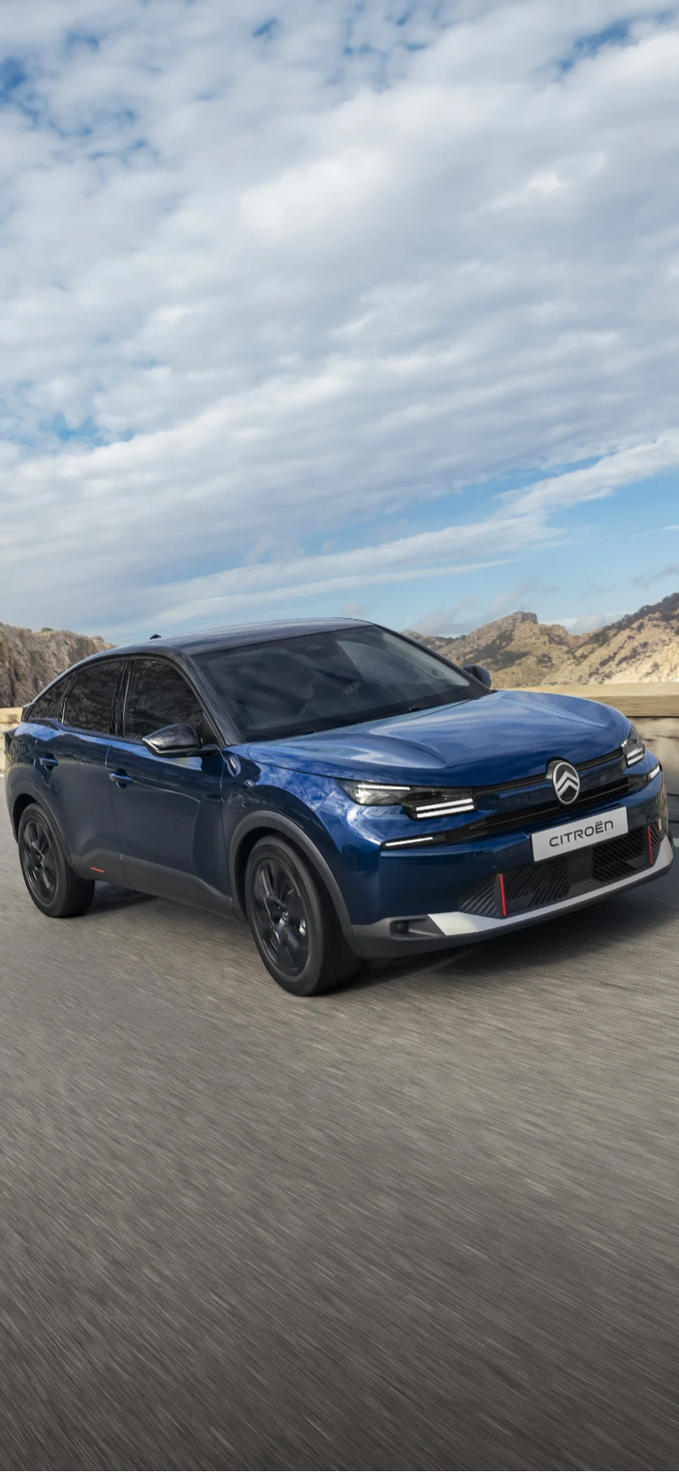Driekwart vooraanzicht van de Citroën ë‑C4 rijdend, met aerodynamisch crossover‑design, efficiëntie en stijl voor een moderne, premium uitstraling.