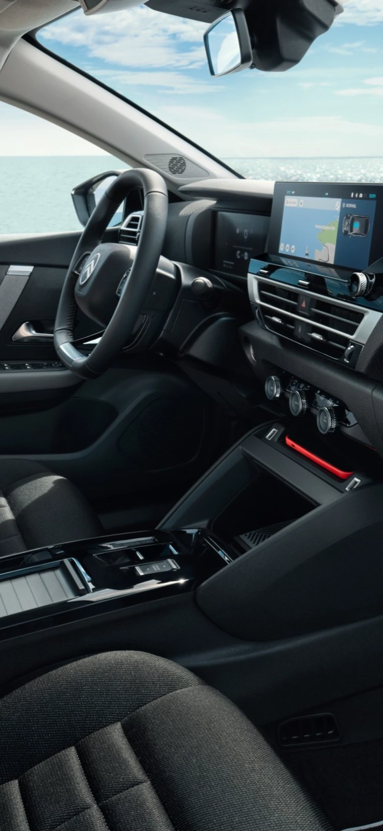 Breed interieuraanzicht van de Citroën C4 X met voor‑ en achterstoelen in een ruime cabine.