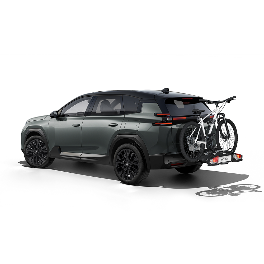Driekwart achteraanzicht van de C5 Aircross met fietsendrager voor praktisch vervoer van fietsen en outdoor‑uitstappen.