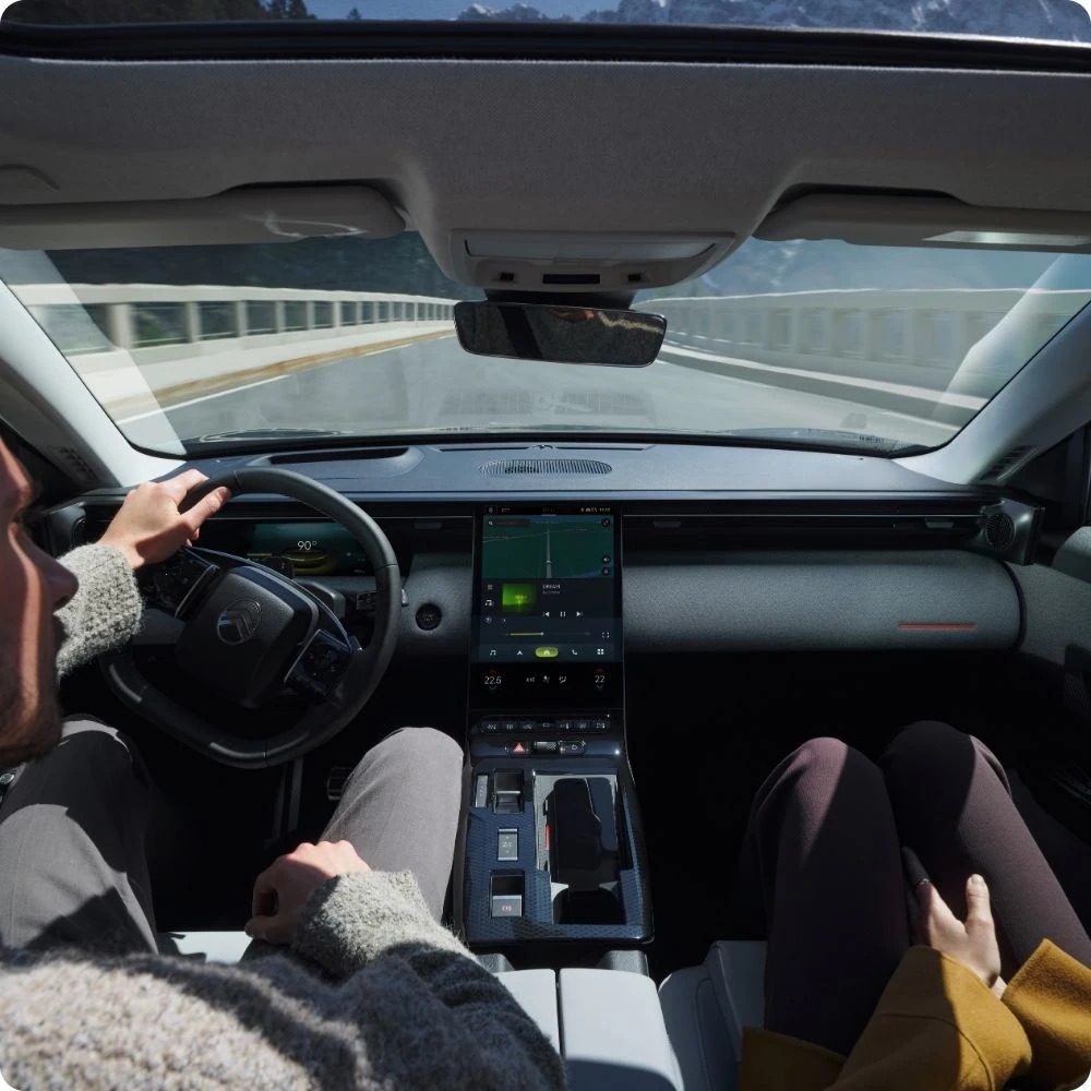 Interieuraanzicht voorin van de C5 Aircross met ergonomische technologieën, connectiviteit, veiligheid en verbeterd modern rijcomfort.