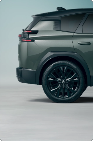 Schuin achteraanzicht van de C5 Aircross met krachtig aerodynamisch design, efficiëntie, veiligheid en premium exterieurstyling.