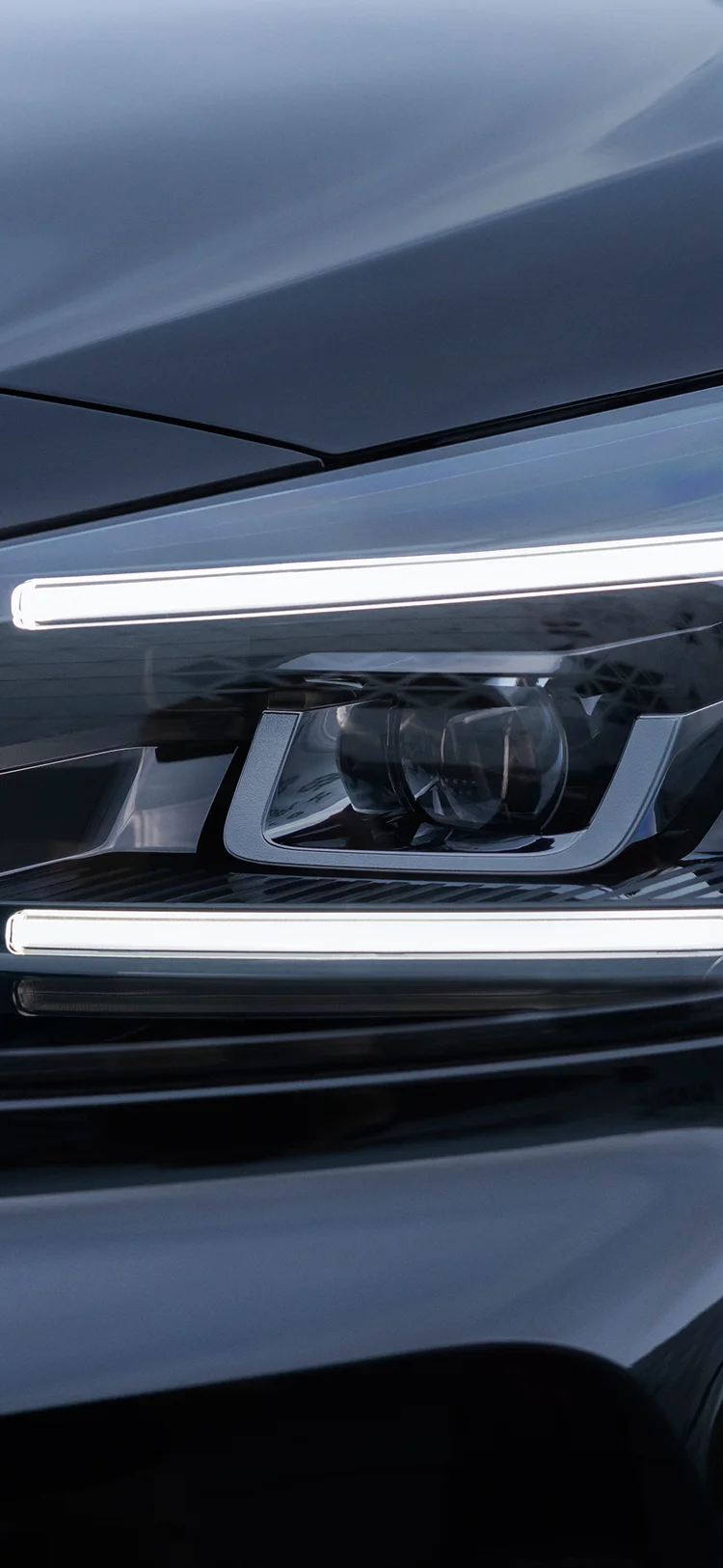 Close‑up van de LED‑koplamp aan de voorzijde van de Citroën ë‑SpaceTourer met modern lichtdesign.