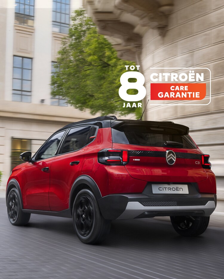 Driekwart achteraanzicht rijdend van de Citroën C3 compacte SUV met soepele stedelijke prestaties en 8‑jarige garantie voor zelfverzekerde, betaalbare mobiliteit.
