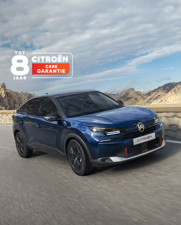 Driekwart vooraanzicht van de Citroën C4 rijdend langs de kust, met dynamisch design, veiligheid, comfort en technologie voor een premium rijervaring in een schilderachtige omgeving.
