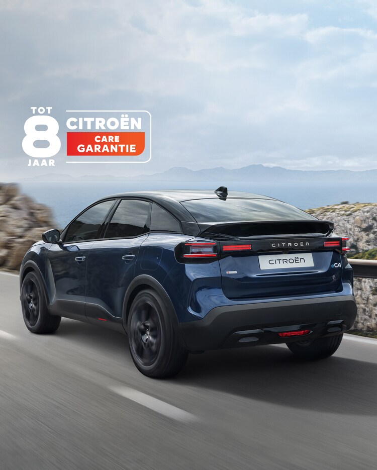 Driekwart vooraanzicht van de Citroën ë‑C4 rijdend, met aerodynamisch crossover‑design, efficiëntie en stijl voor een moderne, premium uitstraling.