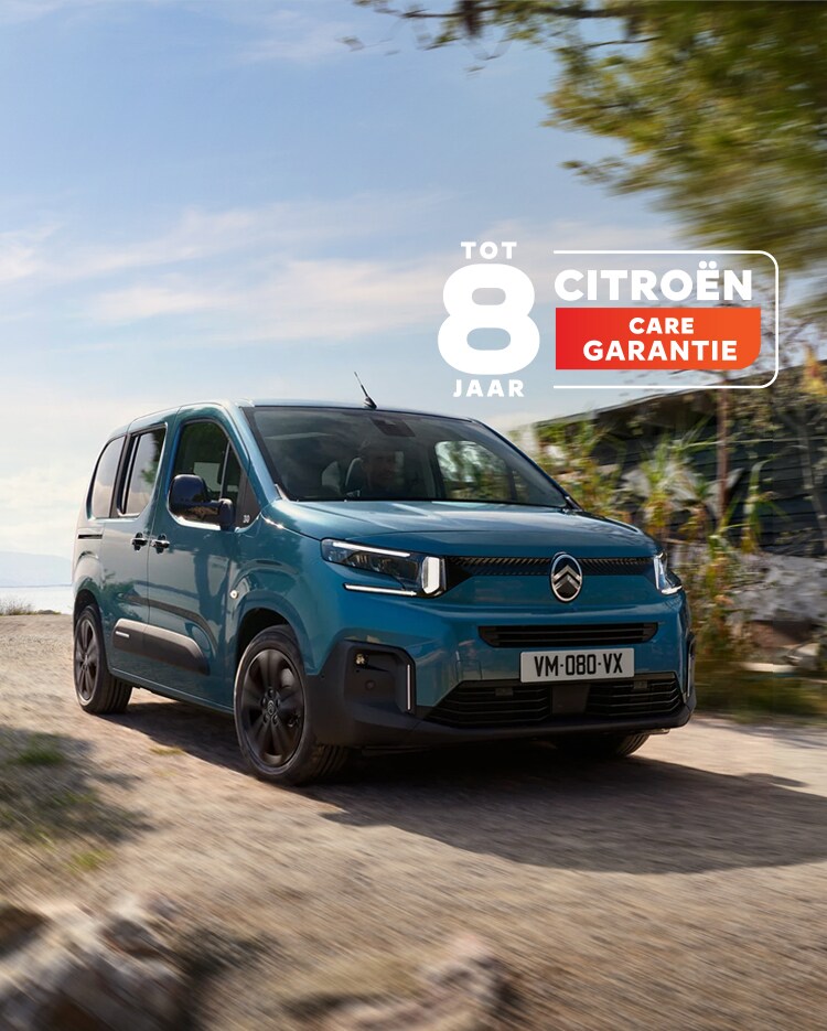 Driekwart vooraanzicht van de ë-Berlingo met gezinsvriendelijk design, comfort, veiligheid, connectiviteit en een moderne, zelfverzekerde uitstraling.