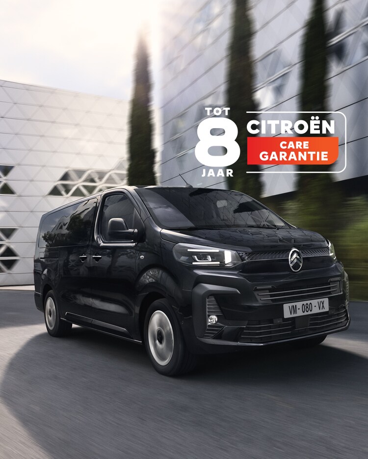 Driekwart vooraanzicht van de Citroën ë‑SpaceTourer rijdend in een stedelijke omgeving met een modern elektrisch design.